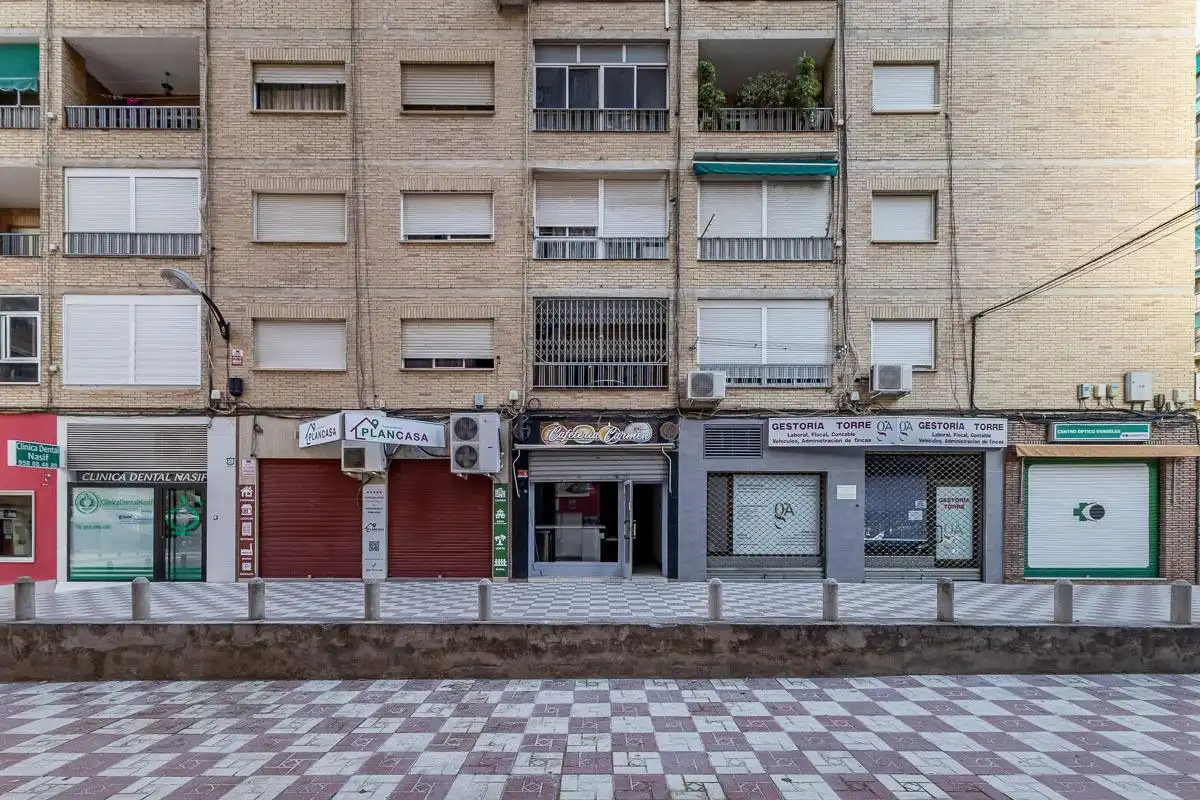 Vista exterior de Local en venda en Granada amb Moblat