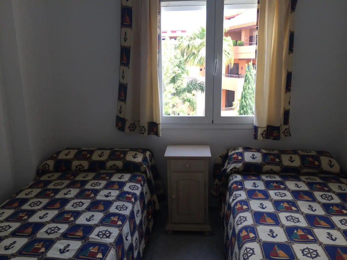 Schlafzimmer von Dachboden zur Miete in Marbella mit Klimaanlage und Terrasse