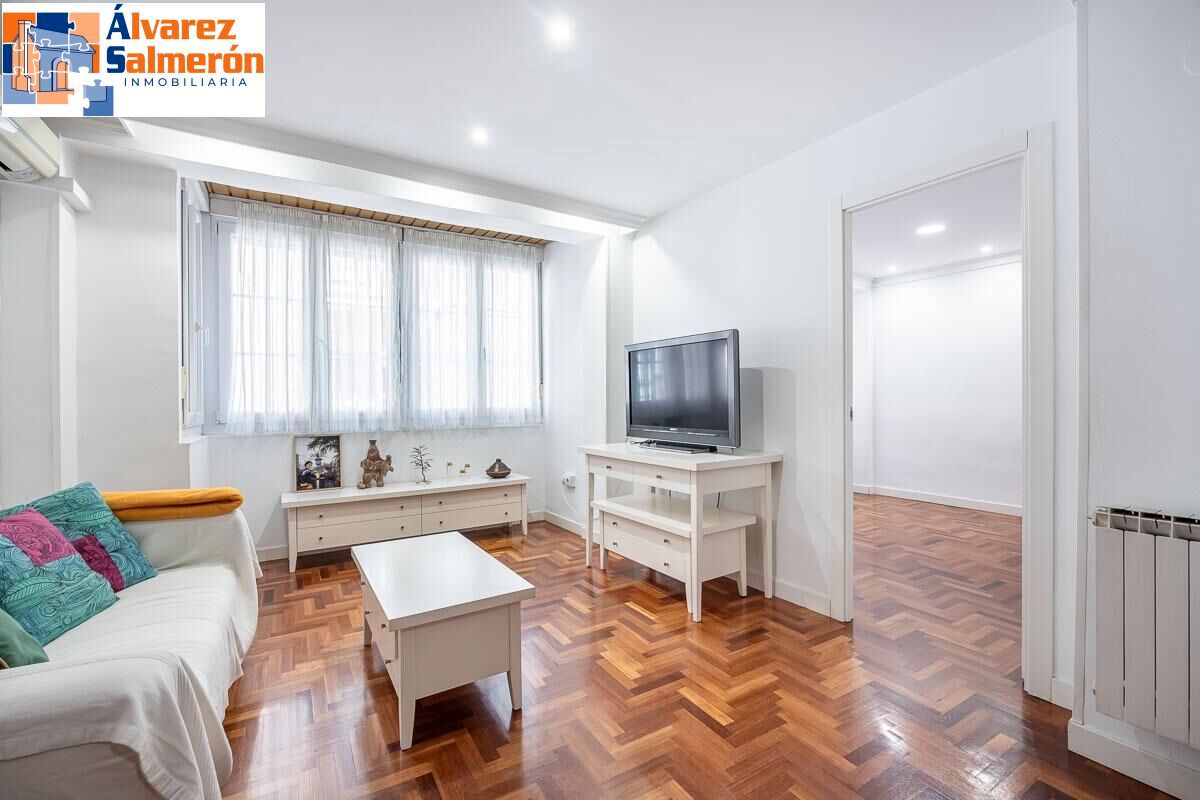 Living room of Flat for sale in  Granada Capital  with Air Conditioner and Heating