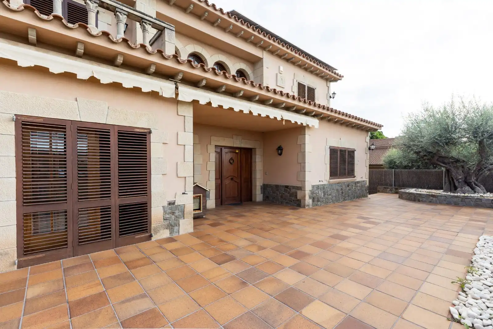 Vista exterior de Casa o xalet en venda en Mataró amb Terrassa i Piscina
