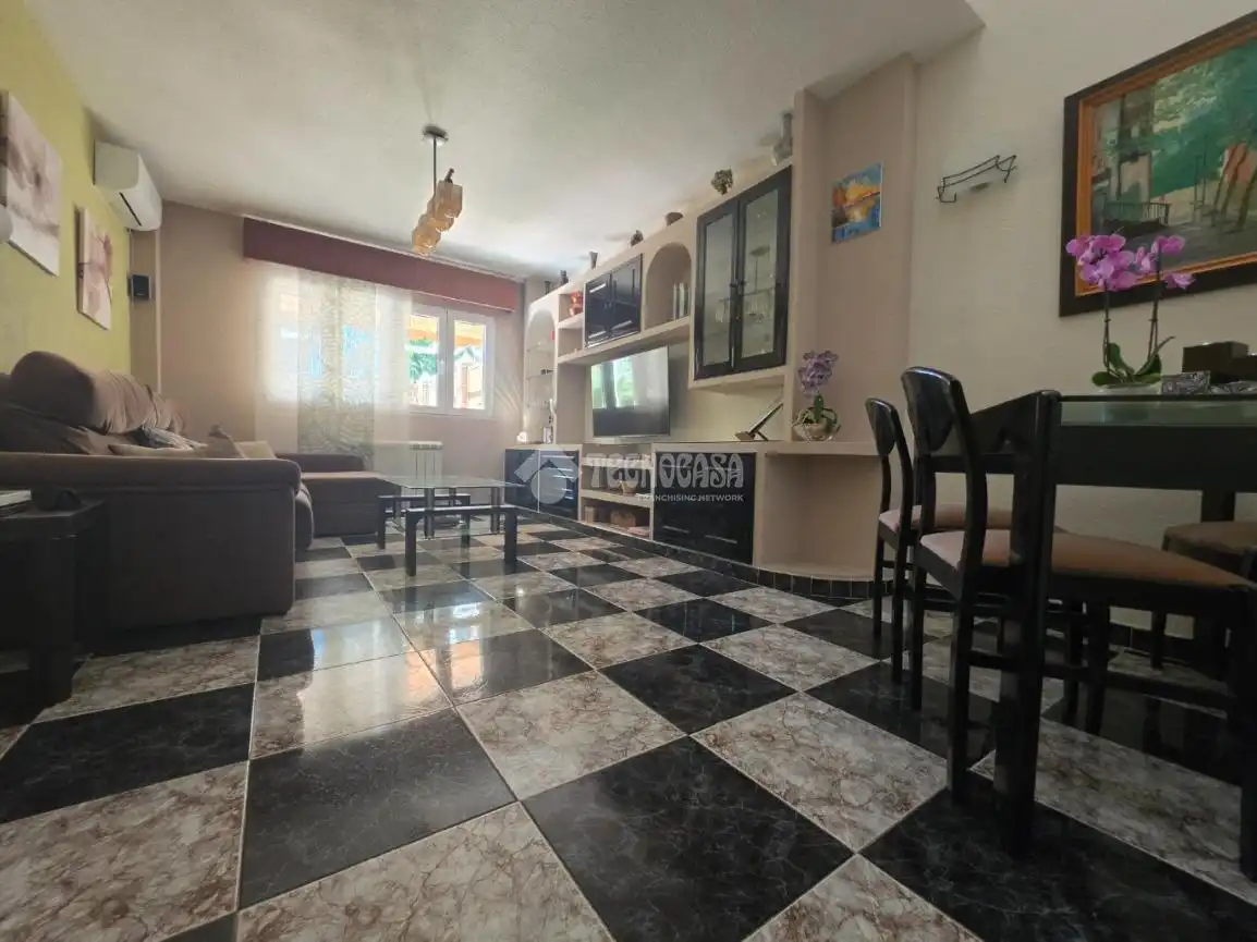 Sala d'estar de Casa adosada en venda en Sector 3