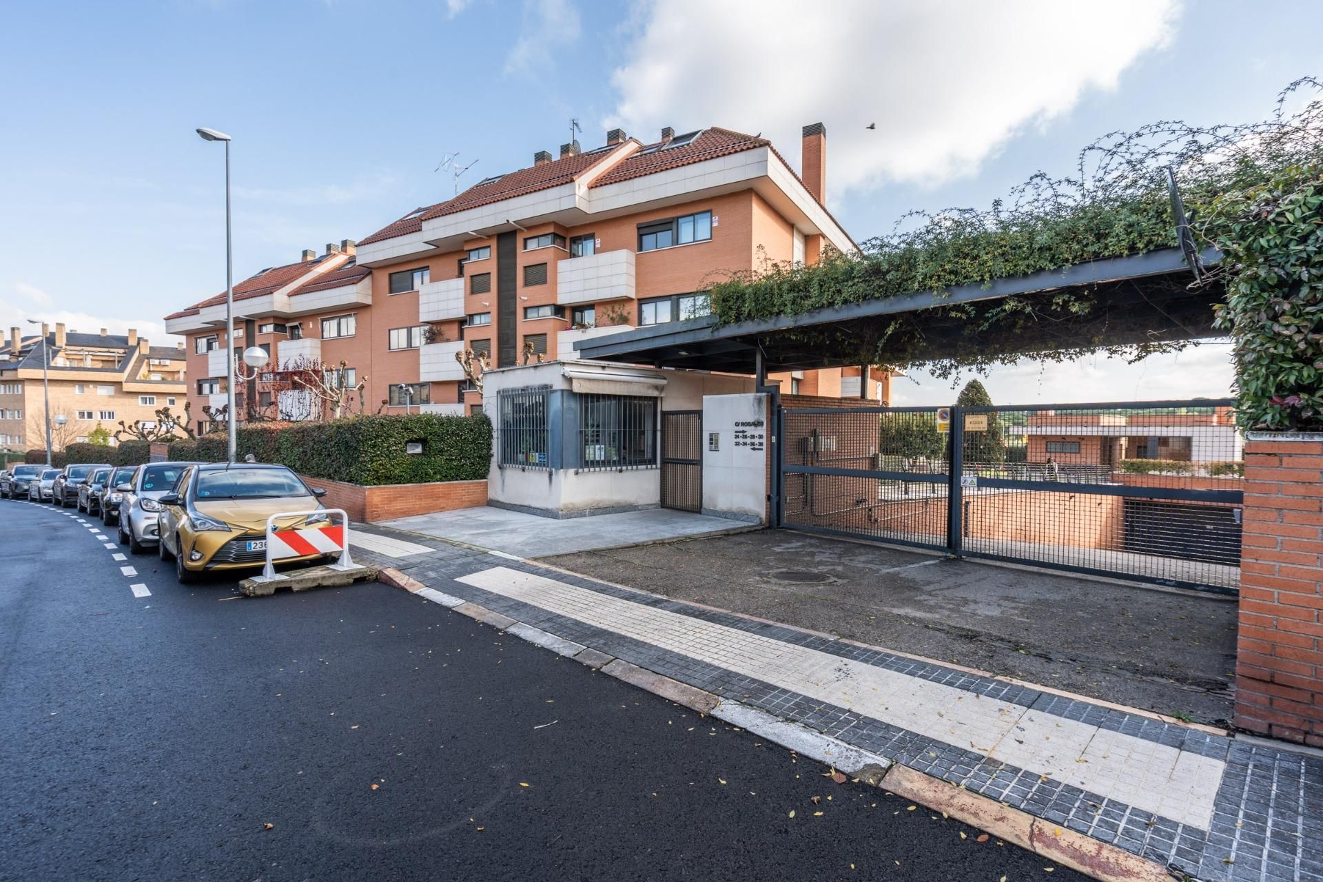 Vista exterior de Pis de lloguer en Majadahonda amb Aire condicionat, Calefacció i Jardí privat