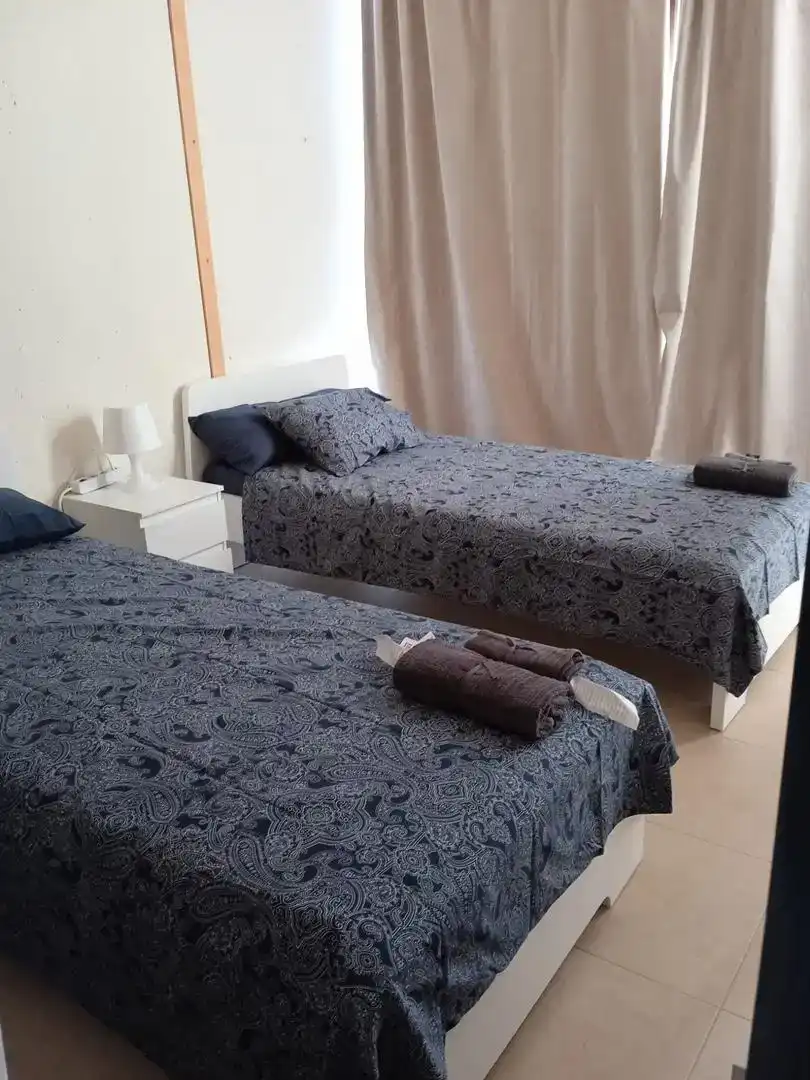 Dormitori de Pis de lloguer en Benidorm amb Aire condicionat, Piscina i Moblat
