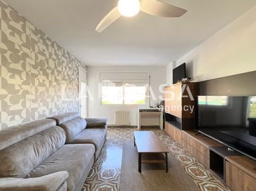 Piso con balcón en venta en Salut - Lloreda