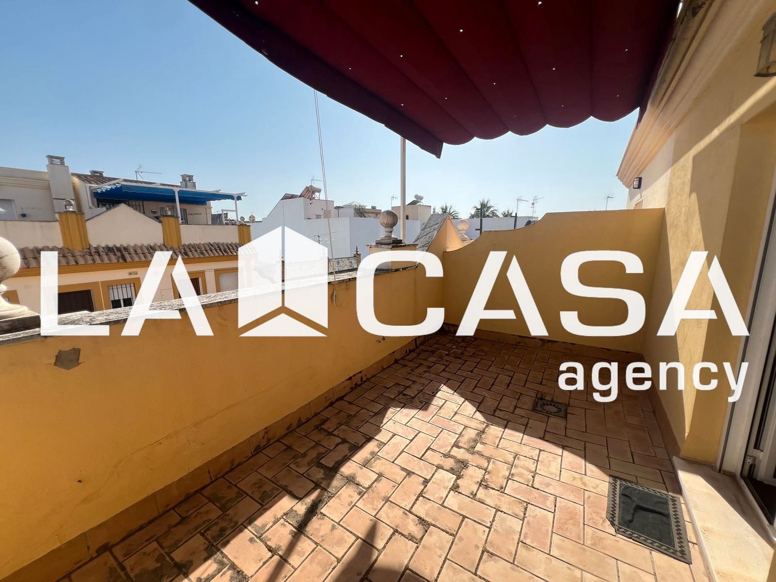 Vista exterior de Dúplex en venda en Dos Hermanas amb Aire condicionat, Terrassa i Moblat