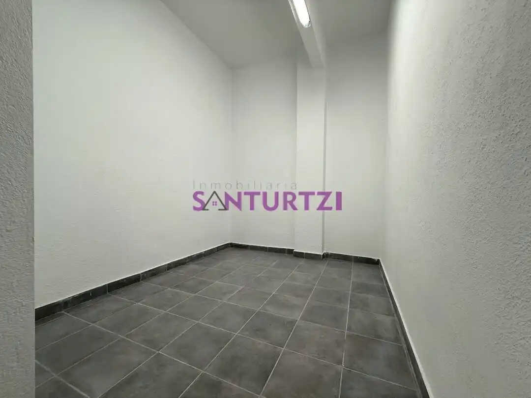 Bedroom of Storage room for sale in Santurtzi 