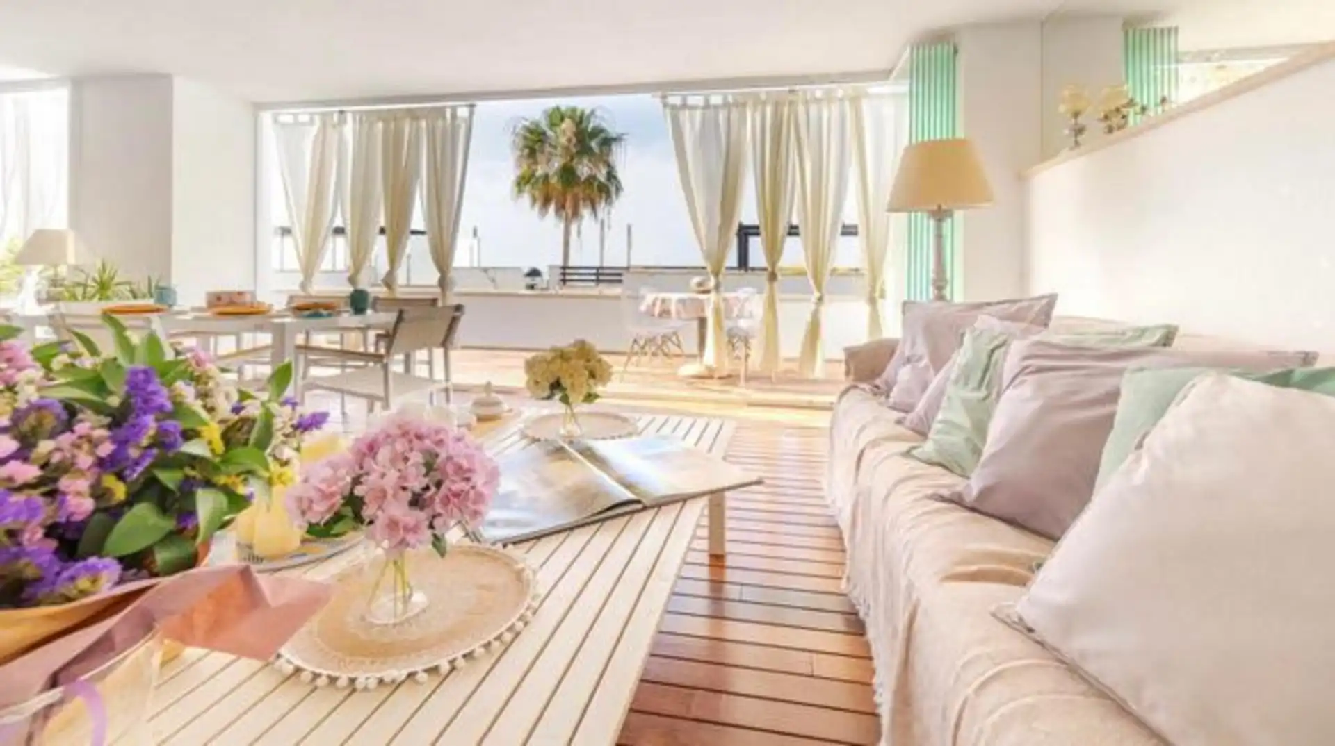Sala d'estar de Àtic en venda en Marbella amb Aire condicionat, Terrassa i Piscina
