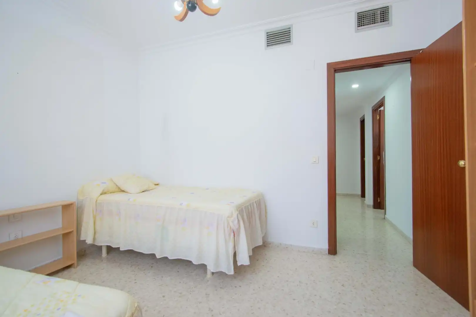 Schlafzimmer von Einfamilien-Reihenhaus zum Verkauf in Sevilla mit Klimaanlage und Heizung