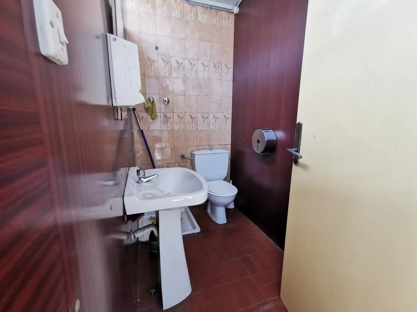 Badezimmer von Fabrikhallen zur Miete in Huesca
