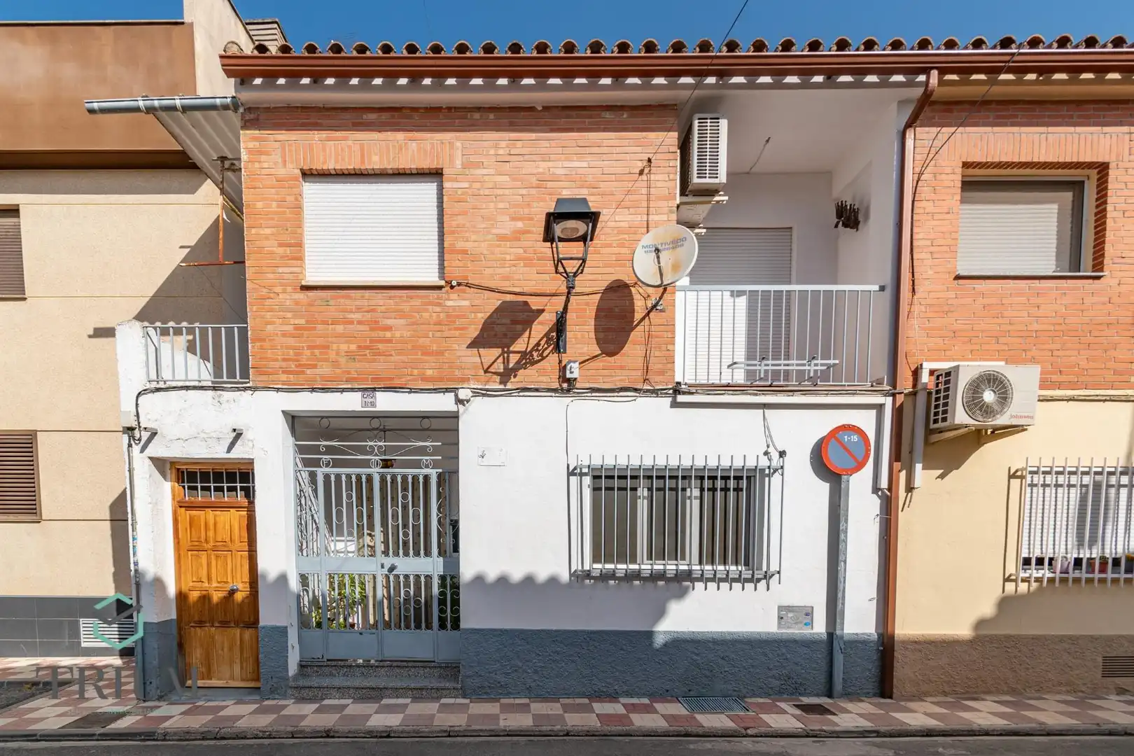 Vista exterior de Casa adosada en venda en Albolote amb Aire condicionat i Balcó