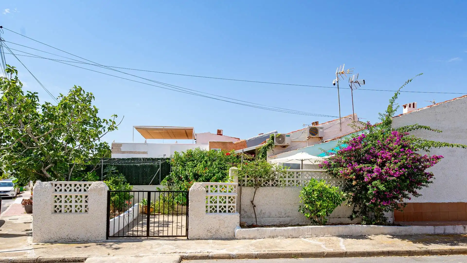 Vista exterior de Casa o chalet en venta en Torrevieja con Jardín privado, Terraza y Trastero