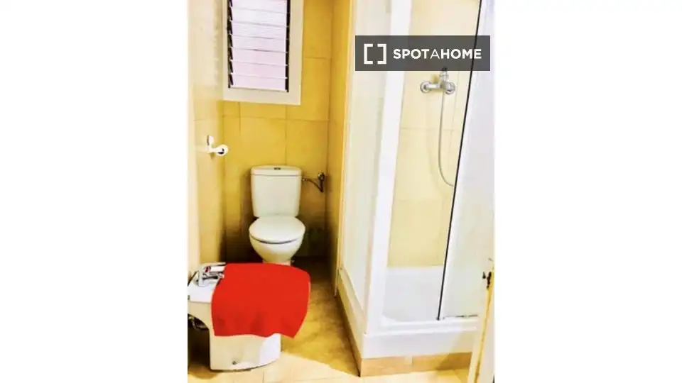 Baño de Piso de alquiler en Barcelona con Aire acondicionado, Calefacción y Amueblado