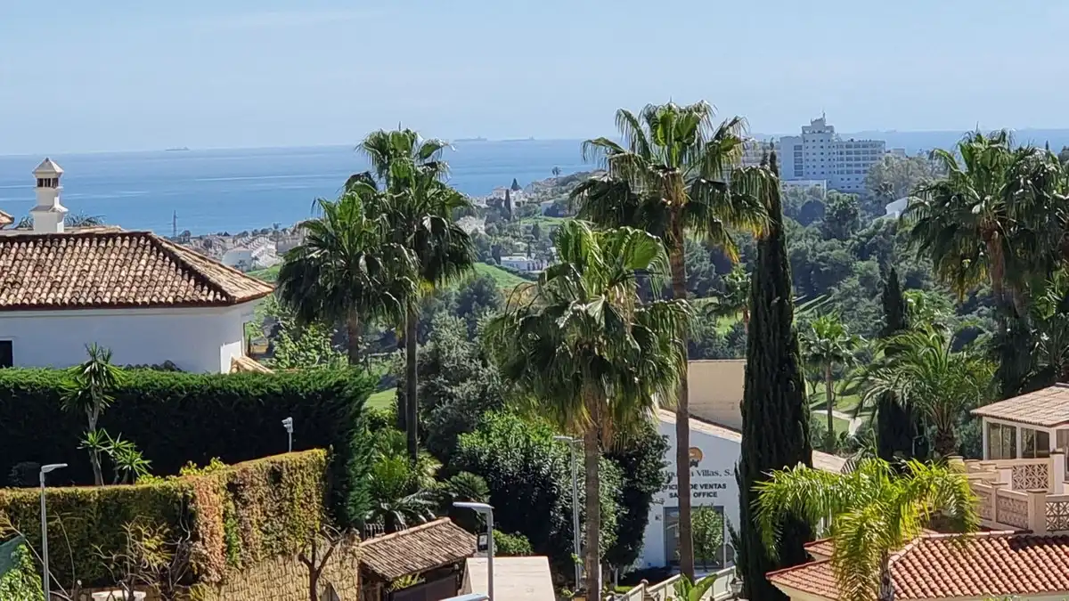 Vista exterior de Casa o xalet de lloguer en Benahavís amb Aire condicionat, Jardí privat i Terrassa