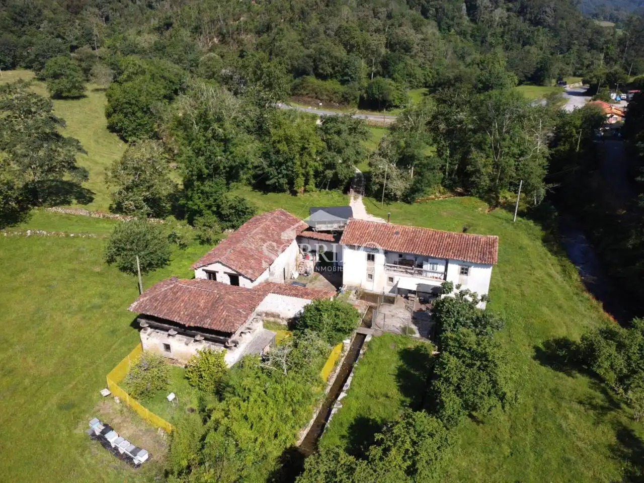 Casa rústica amb jardí en venda a Calle Mere