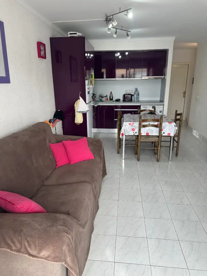 Sala de estar de Apartamento en venta en L'Escala con Calefacción, Terraza y Amueblado