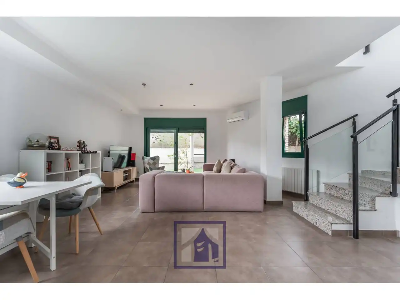 Sala de estar de Casa o chalet en venta en Santa Perpètua de Mogoda con Aire acondicionado, Calefacción y Jardín privado