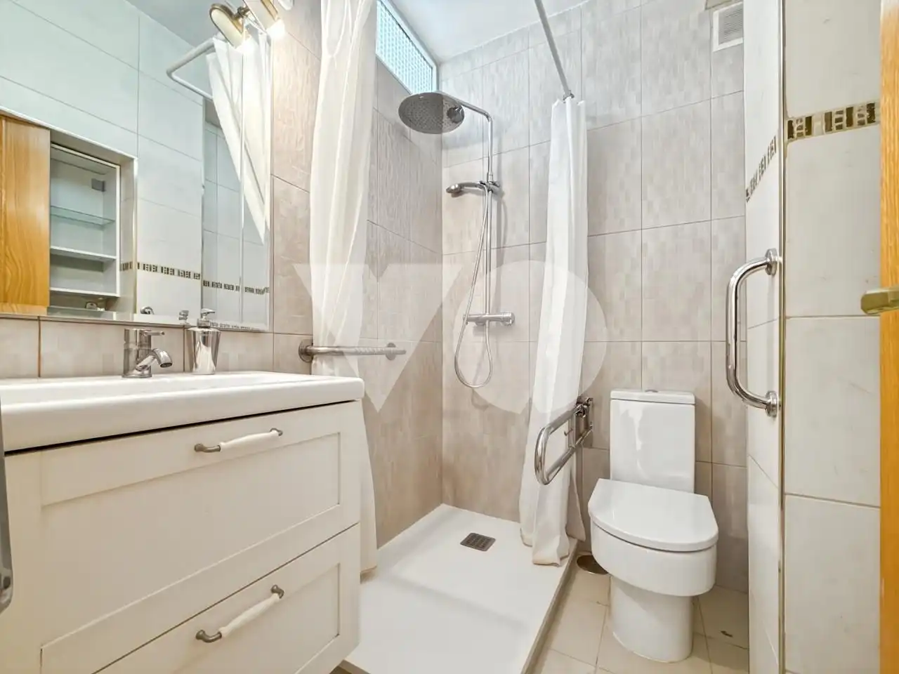 Bathroom of Flat for sale in Madrid  with Air Conditioner, Heating and Terrace