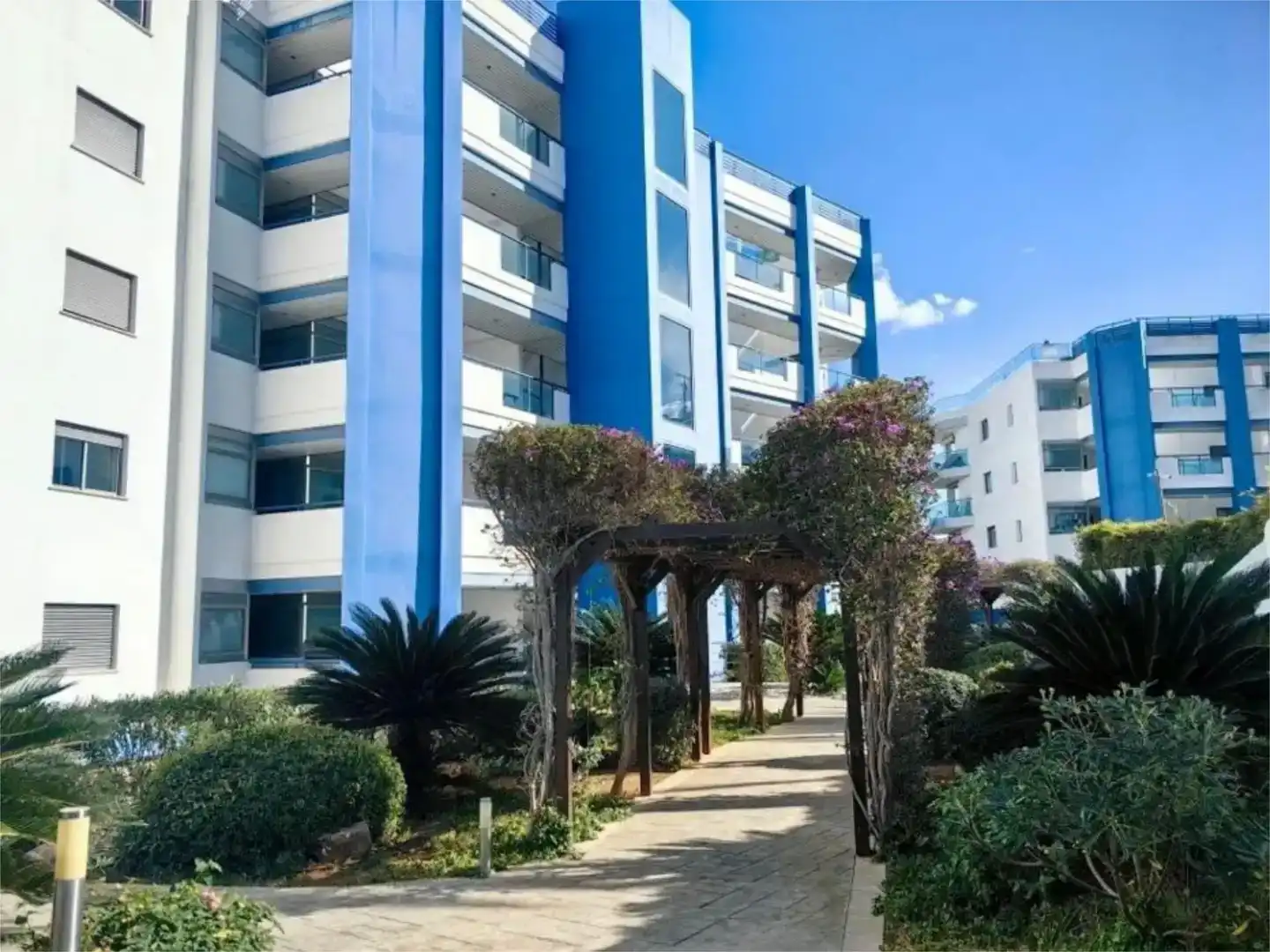 Außenansicht von Wohnungen zur Miete in Santa Eulària des Riu mit Klimaanlage und Schwimmbad