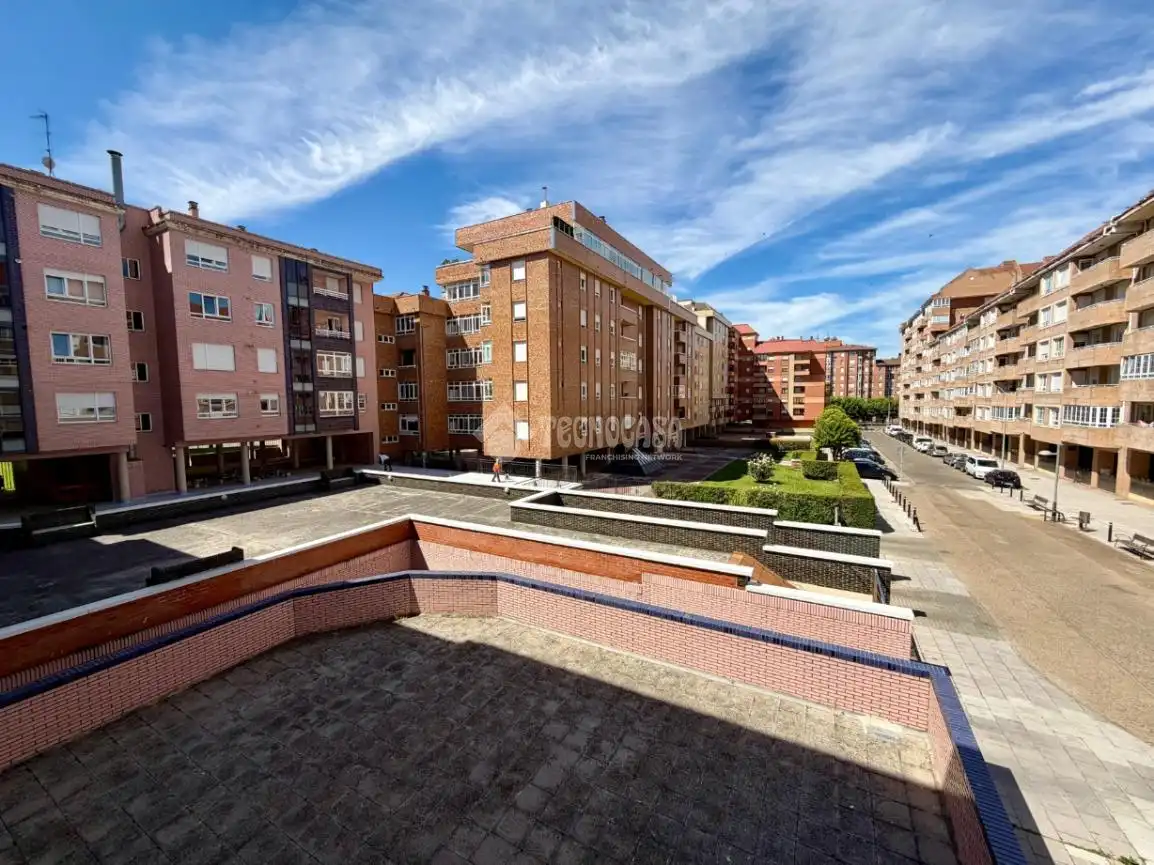 Außenansicht von Wohnung zum Verkauf in León Capital  mit Heizung, Parkett und Terrasse