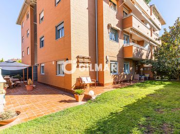 Ground floor with pool for sale in Sector B