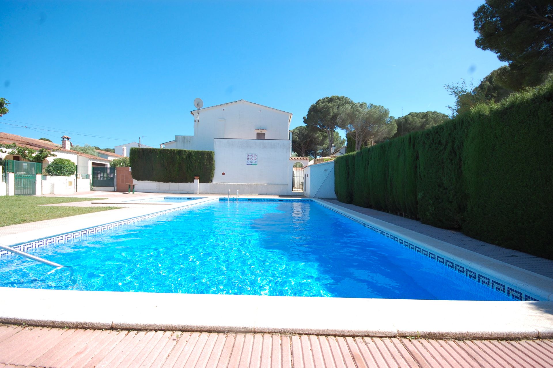 Piscina de Casa adosada en venda en L'Escala amb Aire condicionat, Terrassa i Moblat