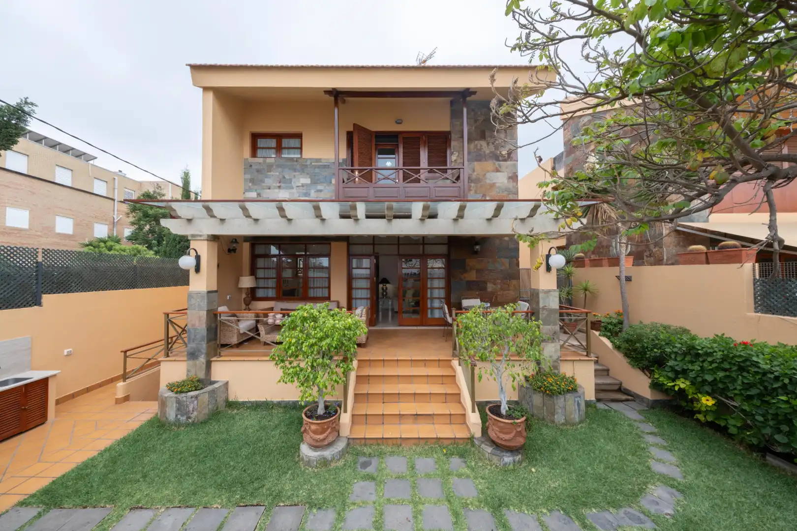 Casa aparellada amb terrassa en venda a Calle Pío XII 39