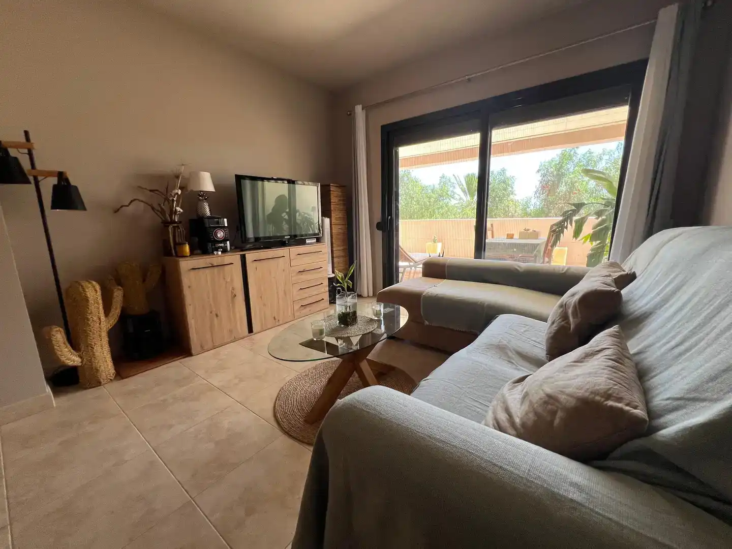 Sala d'estar de Apartament de lloguer en Vera amb Aire condicionat, Jardí privat i Piscina