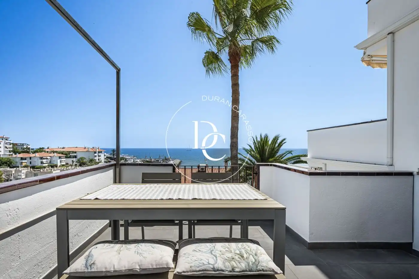 Terrasse von Maisonette zum Verkauf in Sitges mit Klimaanlage, Heizung und Privatgarten