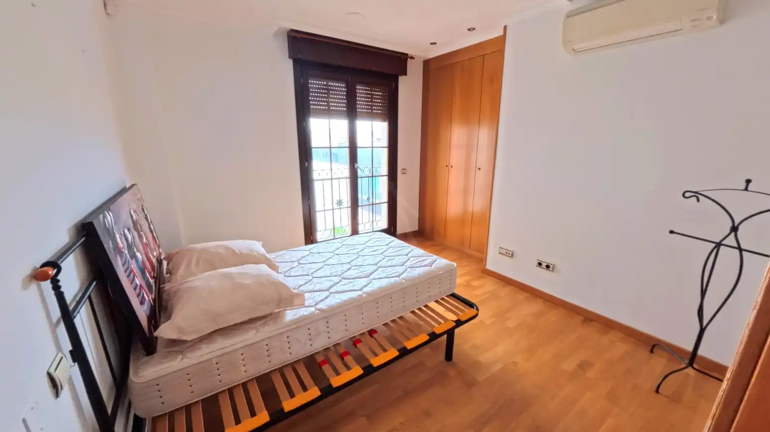 Habitación de Piso de alquiler en  Logroño con Aire acondicionado, Calefacción y Jardín privado