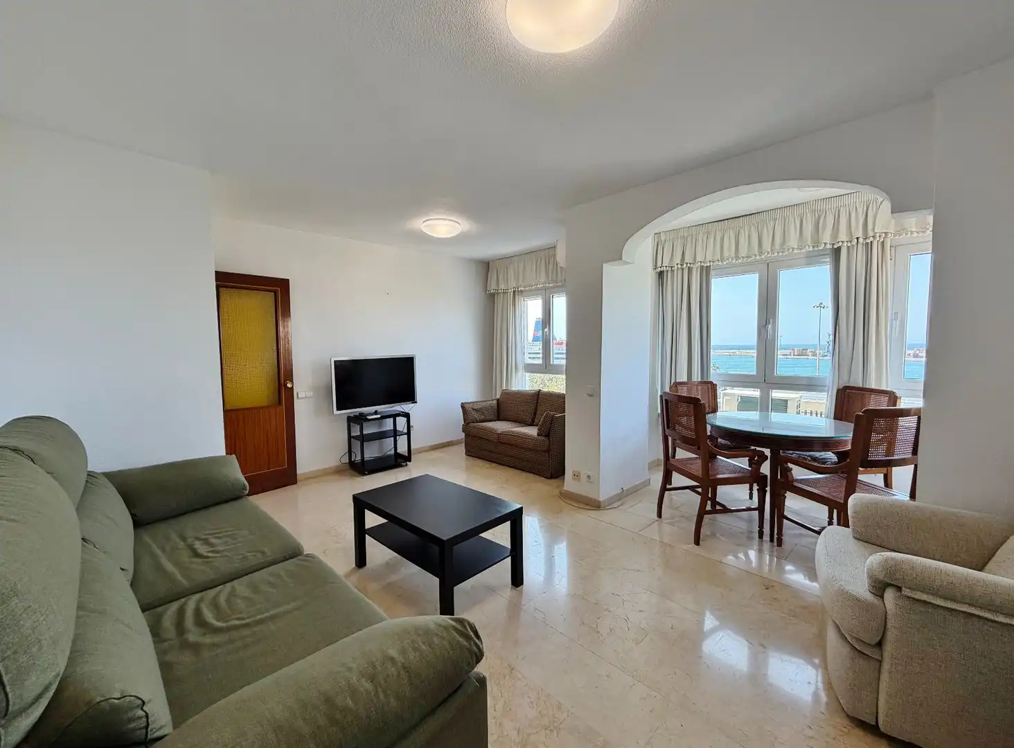Sala d'estar de Pis de lloguer en Almería amb Aire condicionat i Moblat