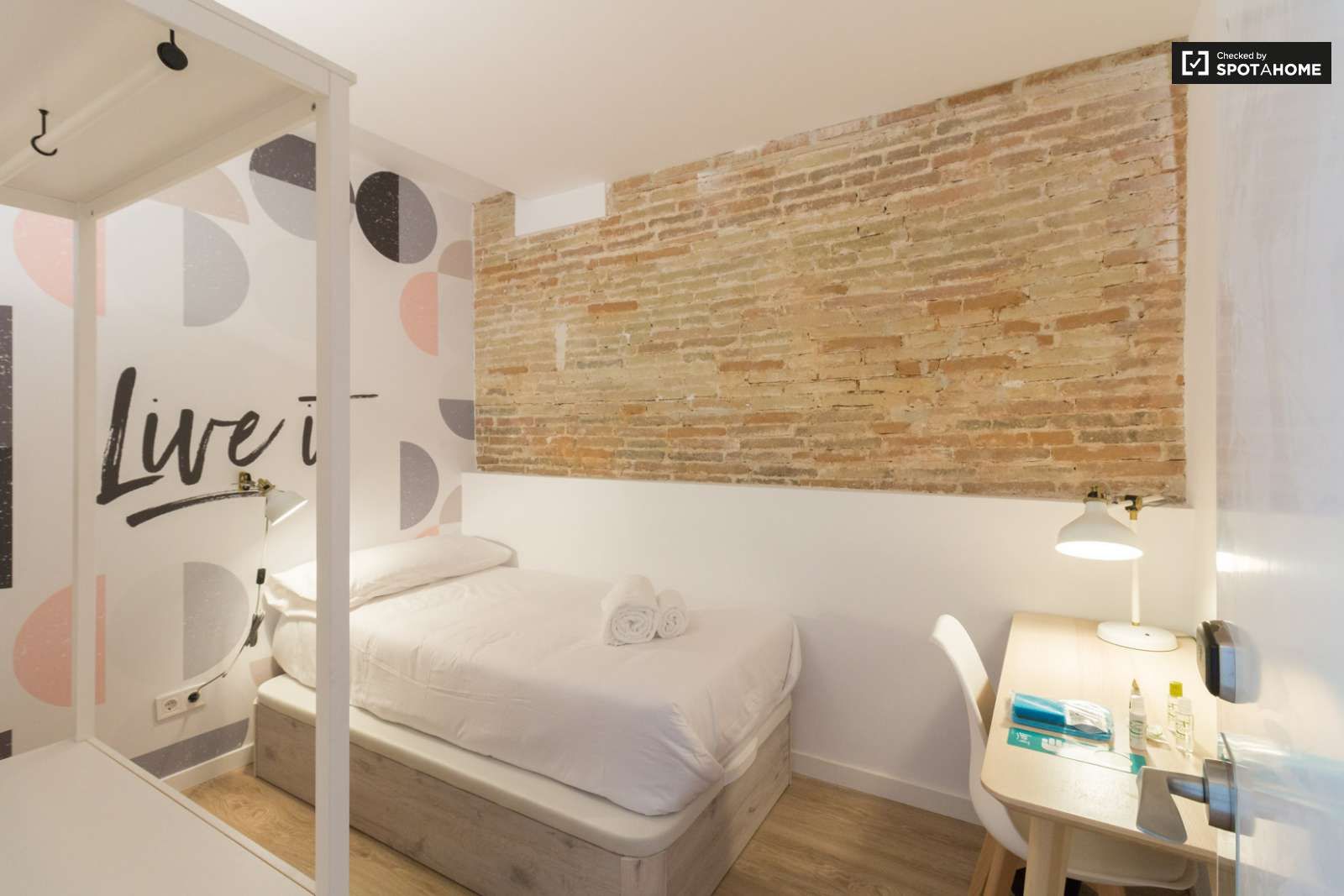 Bedroom of Flat to share in  Barcelona Capital  with Air Conditioner and Terrace