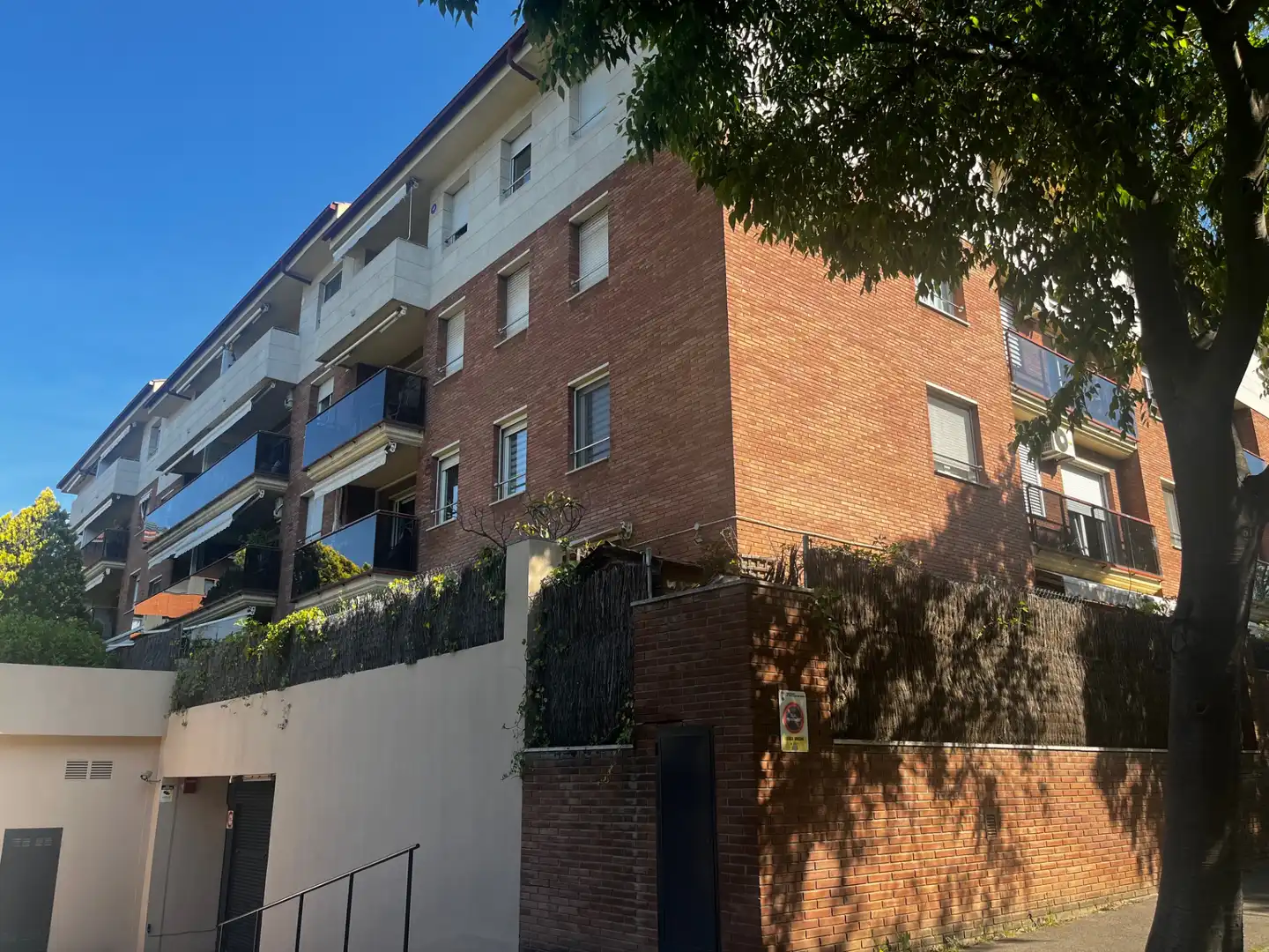 Vista exterior de Planta baixa en venda en Sant Cugat del Vallès amb Aire condicionat, Calefacció i Jardí privat