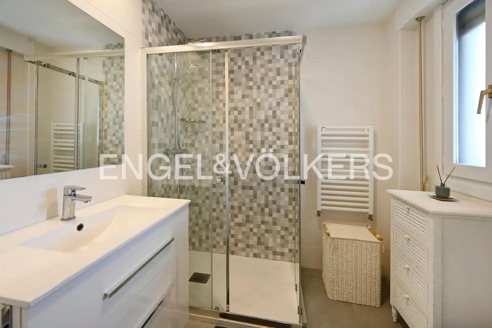 Badezimmer von Wohnung zum Verkauf in Santander mit Heizung, Privatgarten und Abstellraum