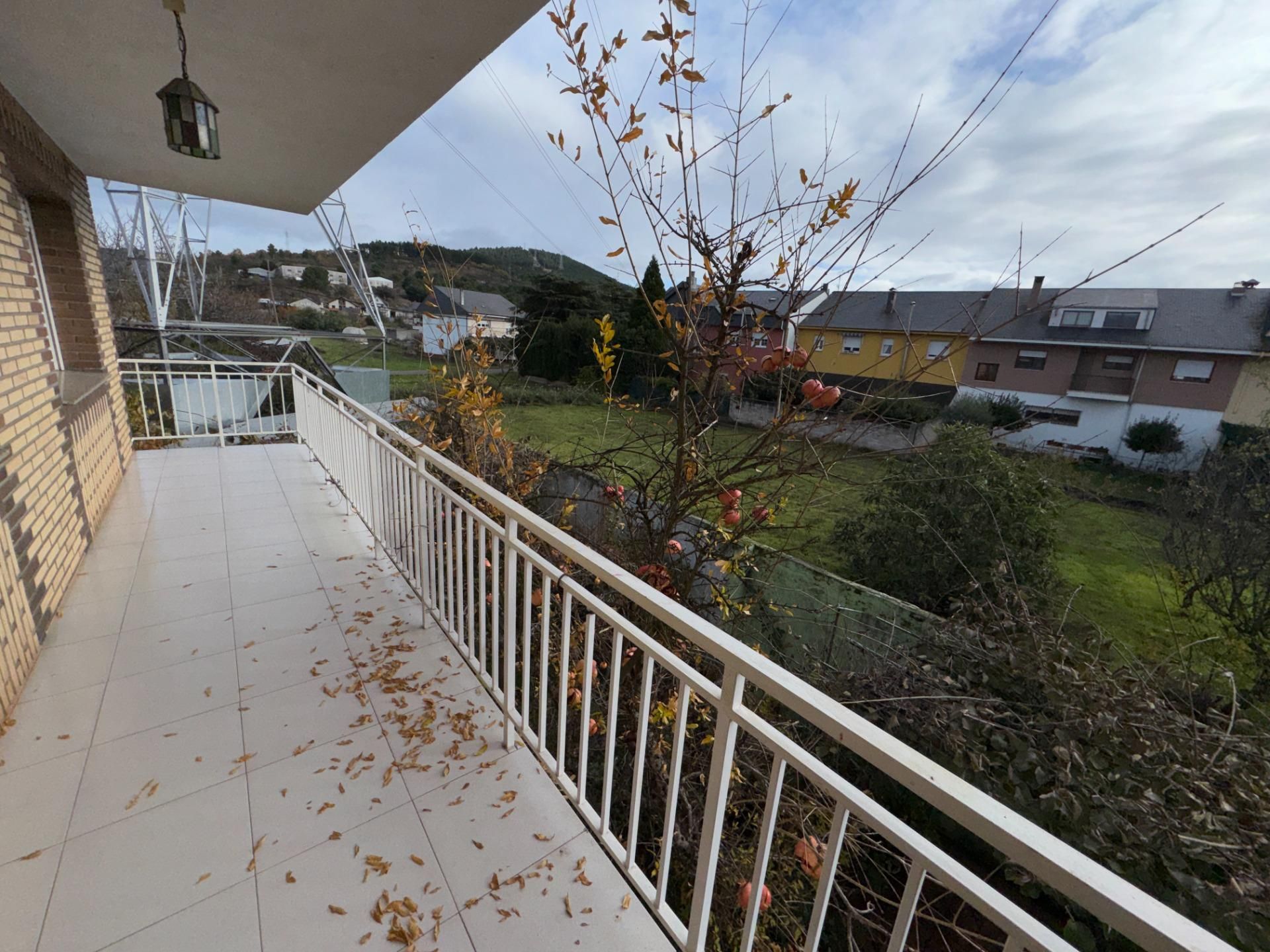 Vista exterior de Finca rústica en venda en Ponferrada amb Jardí privat, Terrassa i Traster