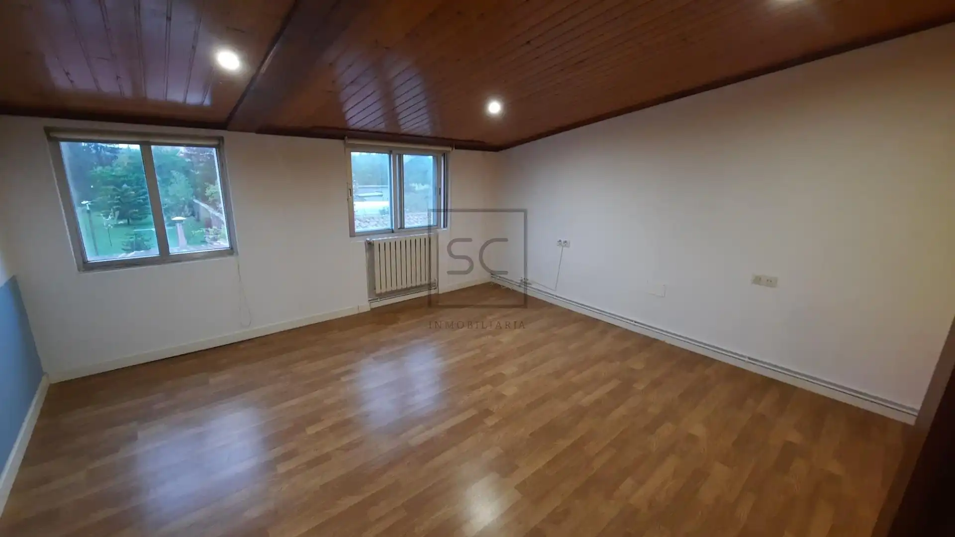 Einfamilien-Reihenhaus zum Verkauf in Neda mit Heizung, Privatgarten und Alarm