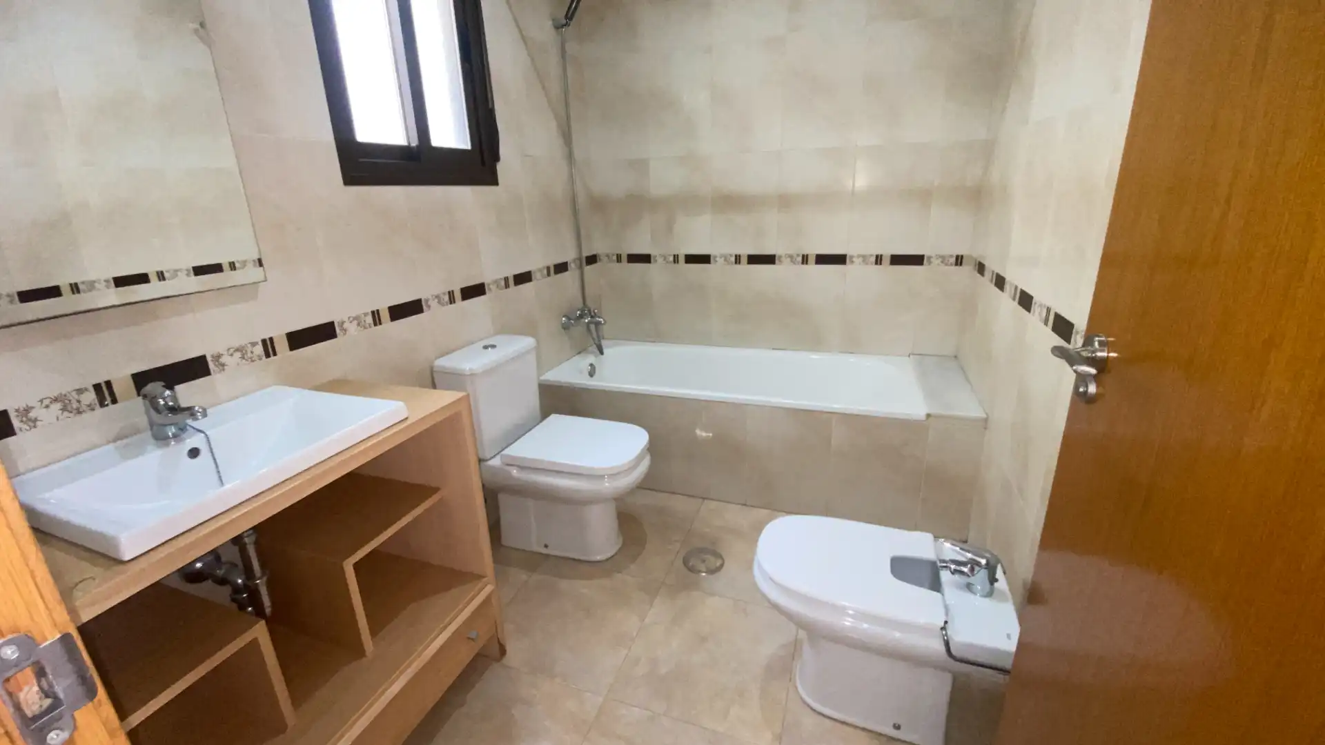 Baño de Dúplex de alquiler en Pilar de la Horadada con Terraza, Horno y Balcón