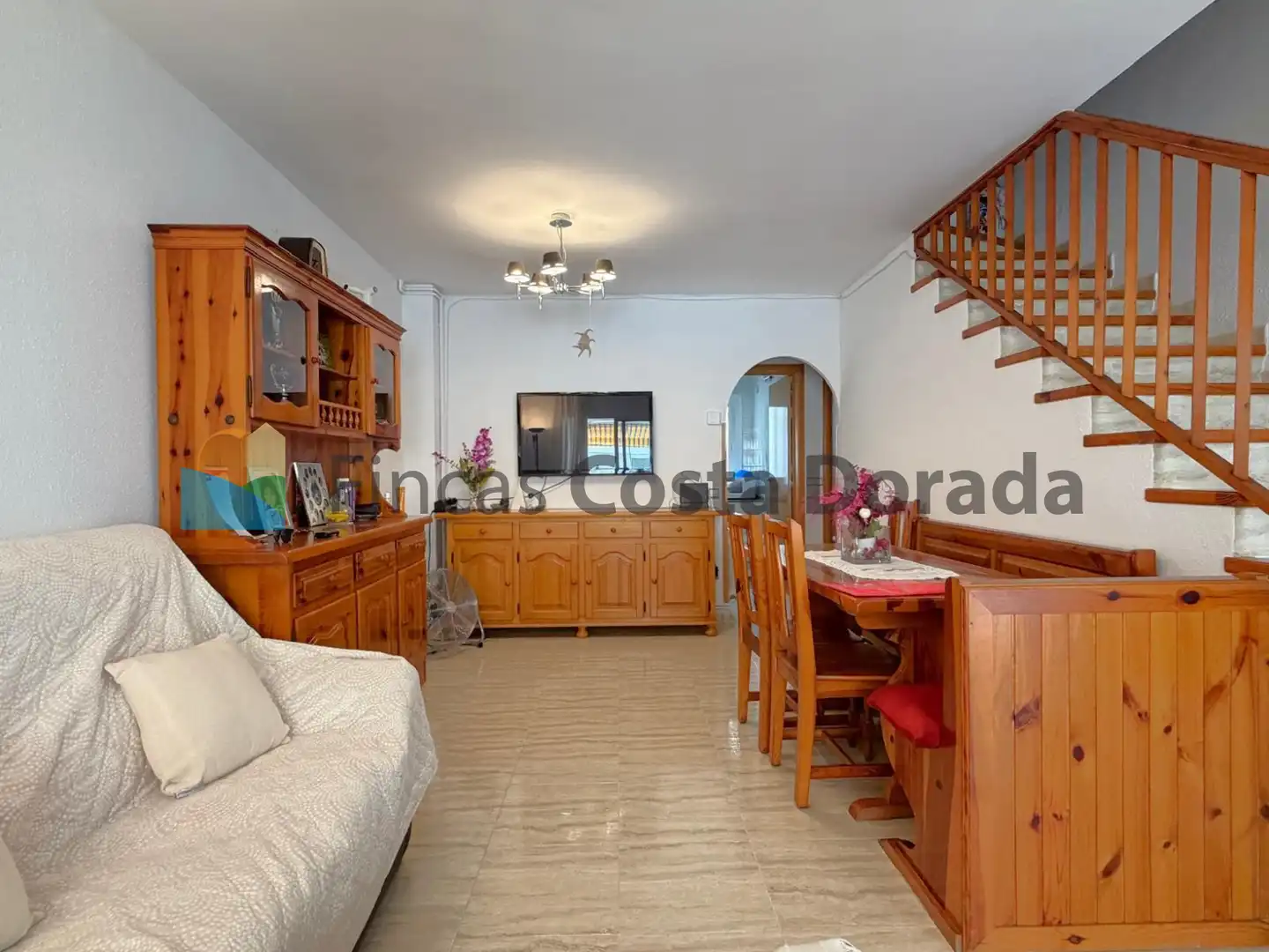 Sala d'estar de Casa adosada en venda en Cubelles amb Aire condicionat, Calefacció i Jardí privat