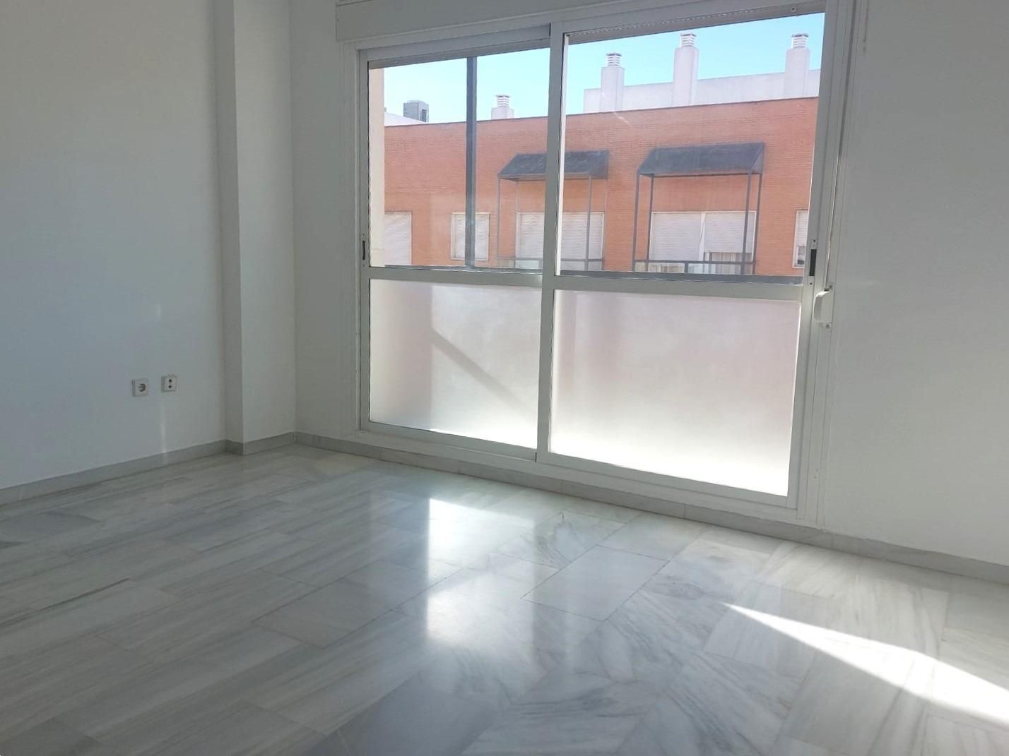 Dormitori de Pis de lloguer en  Sevilla Capital amb Aire condicionat i Jardí privat