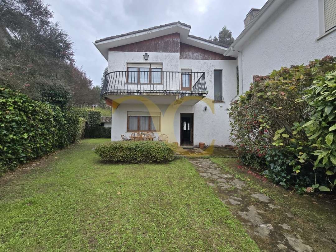 Vista exterior de Casa o xalet en venda en Llanes amb Calefacció, Jardí privat i Terrassa