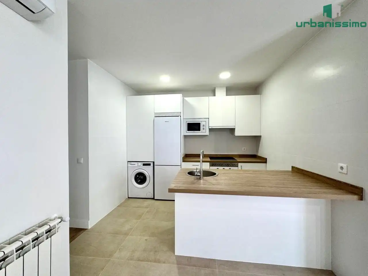 Cuina de Apartament de lloguer en Madrid amb Aire condicionat, Calefacció i Moblat