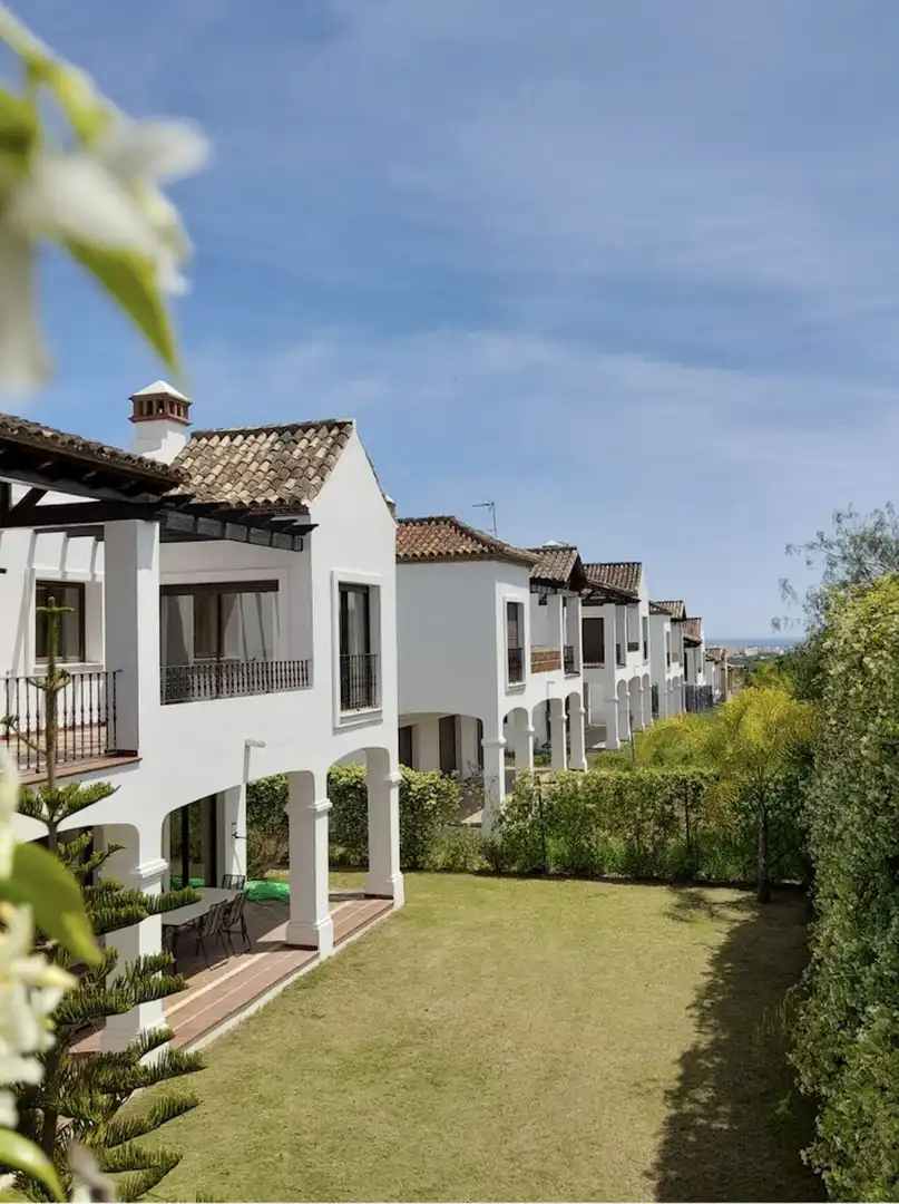 Vista exterior de Casa o chalet en venta en Estepona con Aire acondicionado, Jardín privado y Terraza