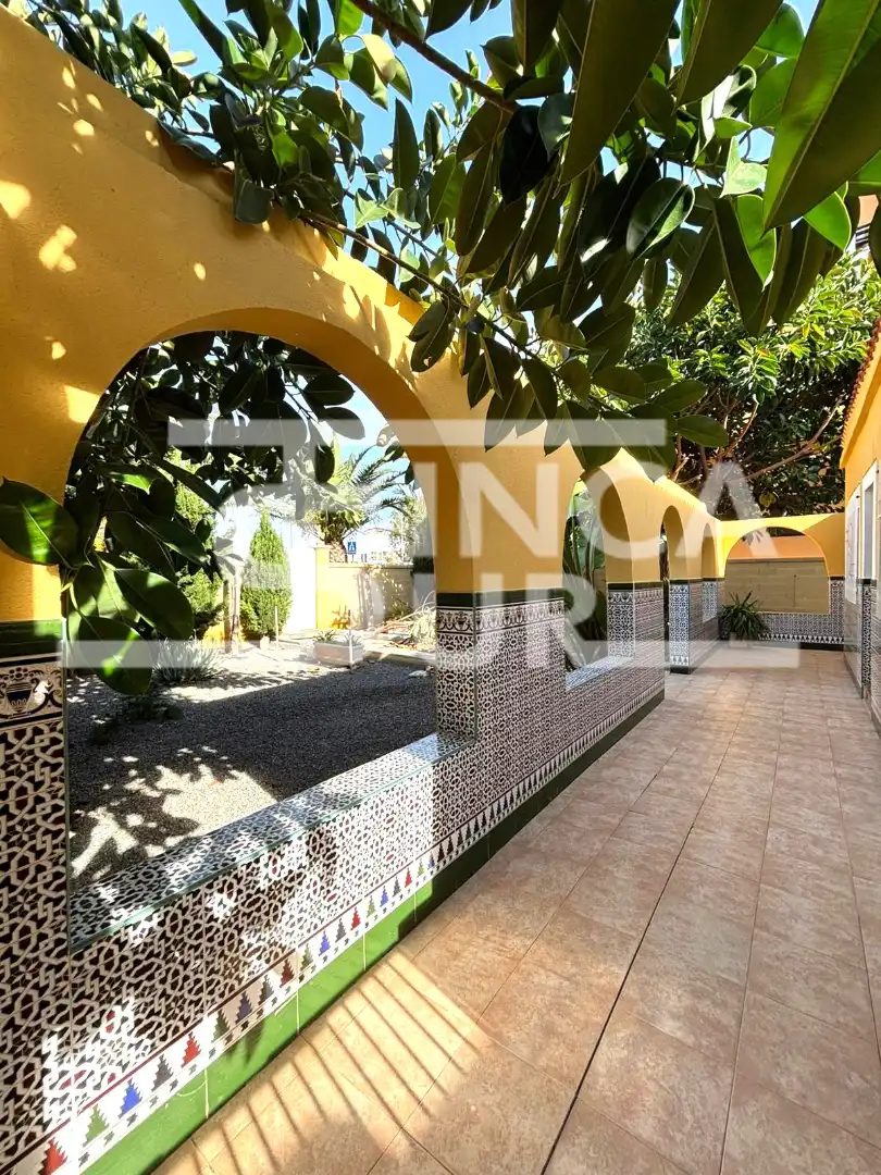 Vista exterior de Casa o chalet en venta en Roquetas de Mar con Aire acondicionado, Jardín privado y Terraza