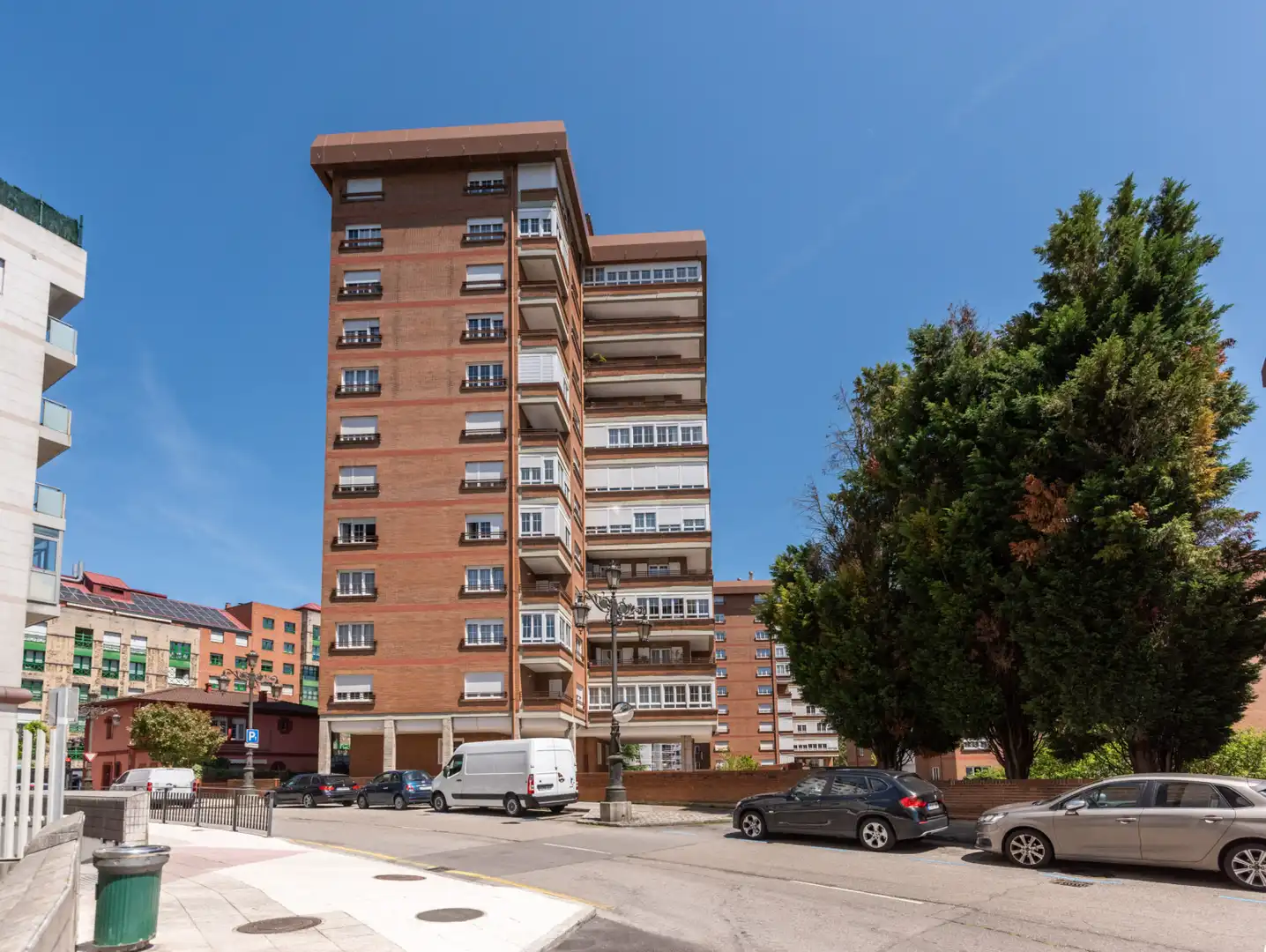 Vista exterior de Pis en venda en Oviedo  amb Calefacció, Parquet i Traster