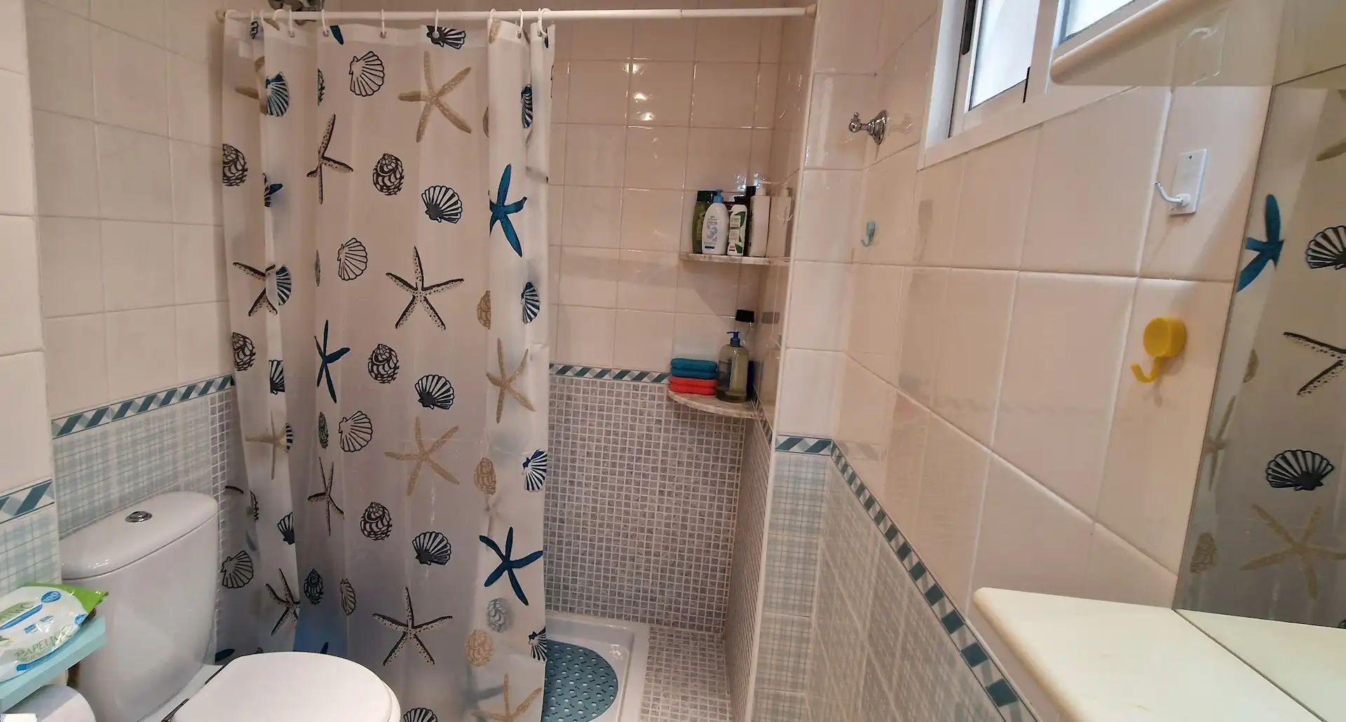 Bany de Apartament de lloguer en Guardamar del Segura amb Aire condicionat, Calefacció i Moblat