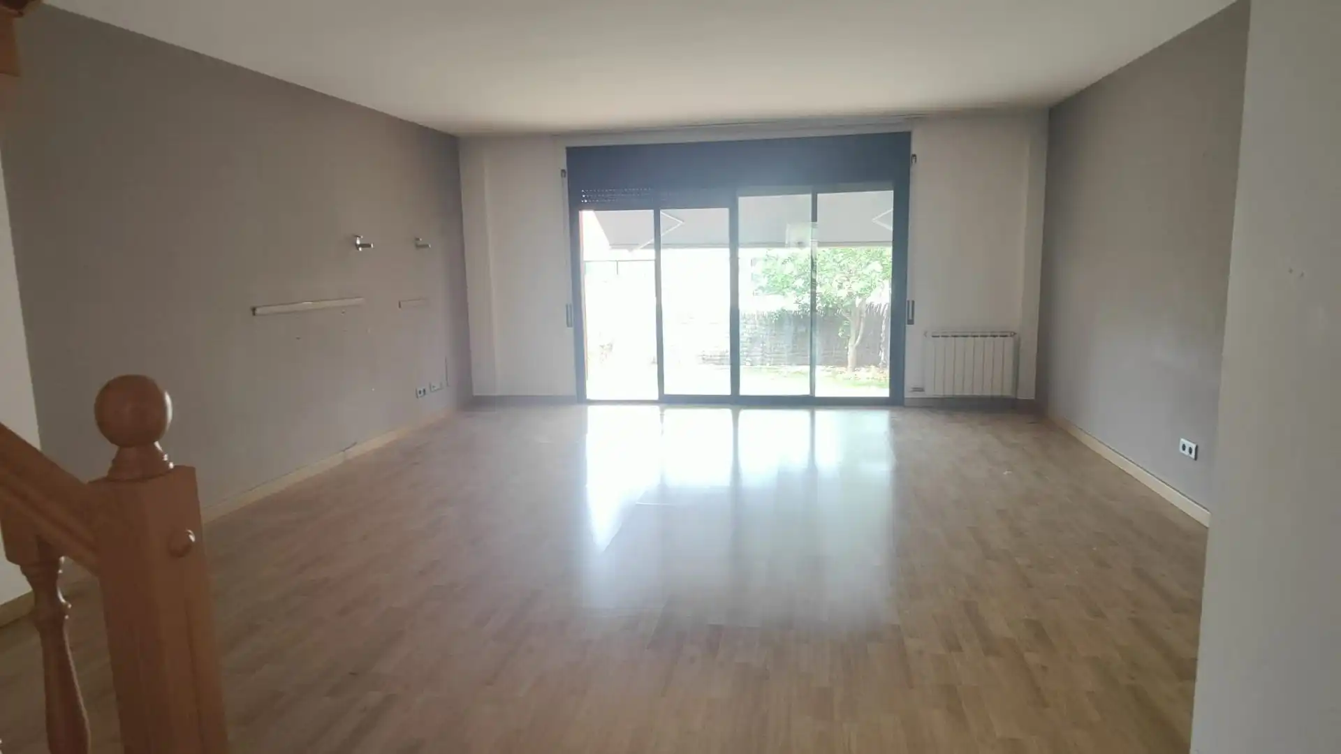 Sala d'estar de Casa adosada en venda en Vilanova i la Geltrú amb Calefacció, Jardí privat i Terrassa