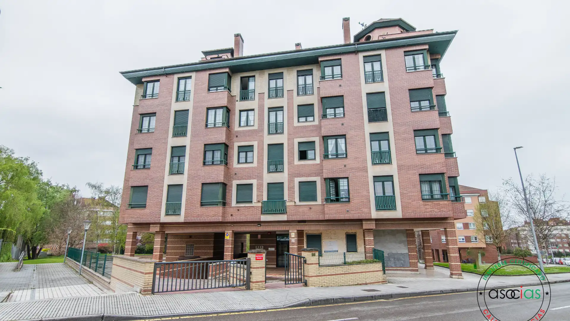 Vista exterior de Pis en venda en Gijón  amb Calefacció, Parquet i Traster