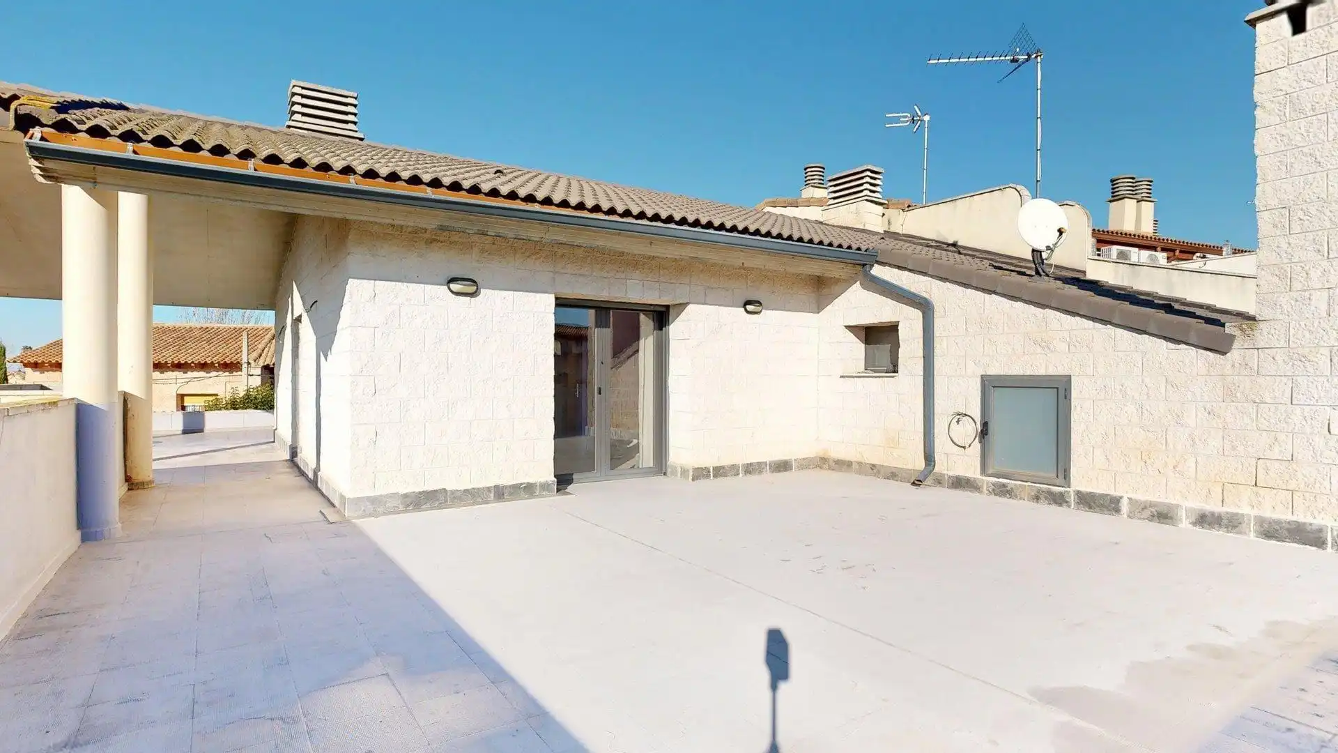 Außenansicht von Haus oder Chalet zum Verkauf in Nuez de Ebro mit Klimaanlage, Heizung und Privatgarten