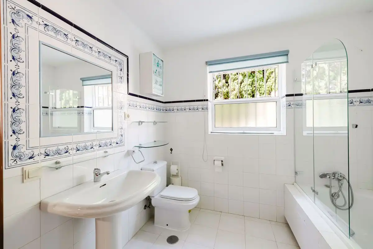 Baño de Casa o chalet en venta en Benalmádena con Aire acondicionado, Calefacción y Jardín privado