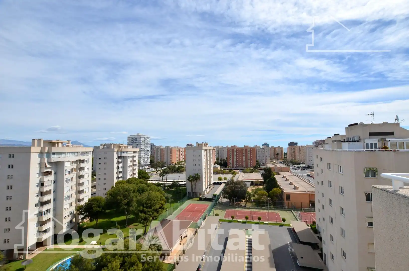 Vista exterior de Ático en venta en Alicante / Alacant con Calefacción, Jardín privado y Terraza