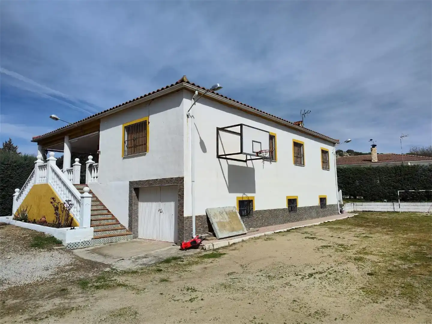 Vista exterior de Casa o xalet en venda en Linares amb Aire condicionat i Piscina
